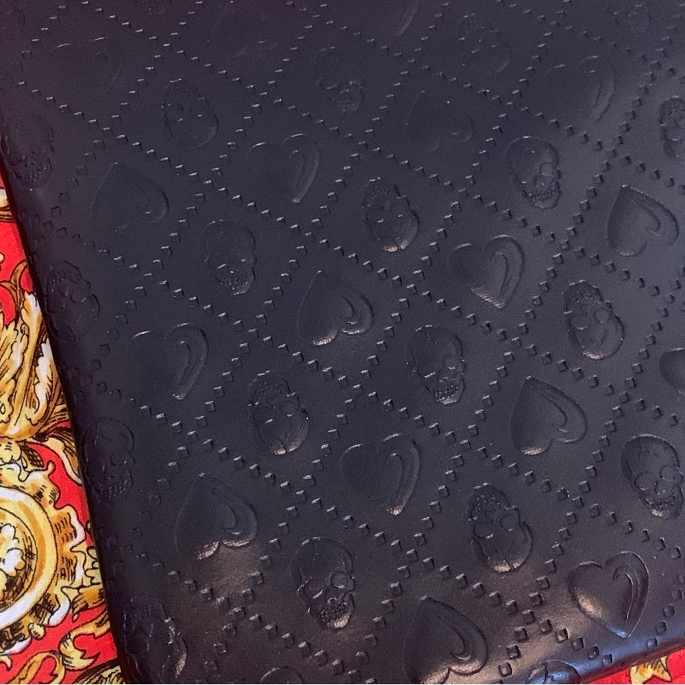 *NWT* Ed Hardy Black Embossed Skull and Heart Wristlet Clutch - Picture 2 of 8
